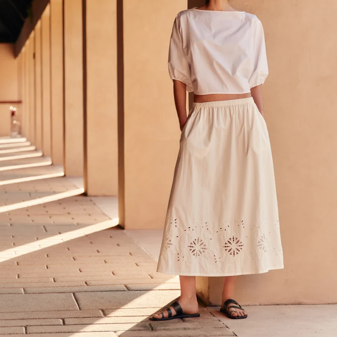 Falda midi con bordados y detalles calados en el dobladillo
