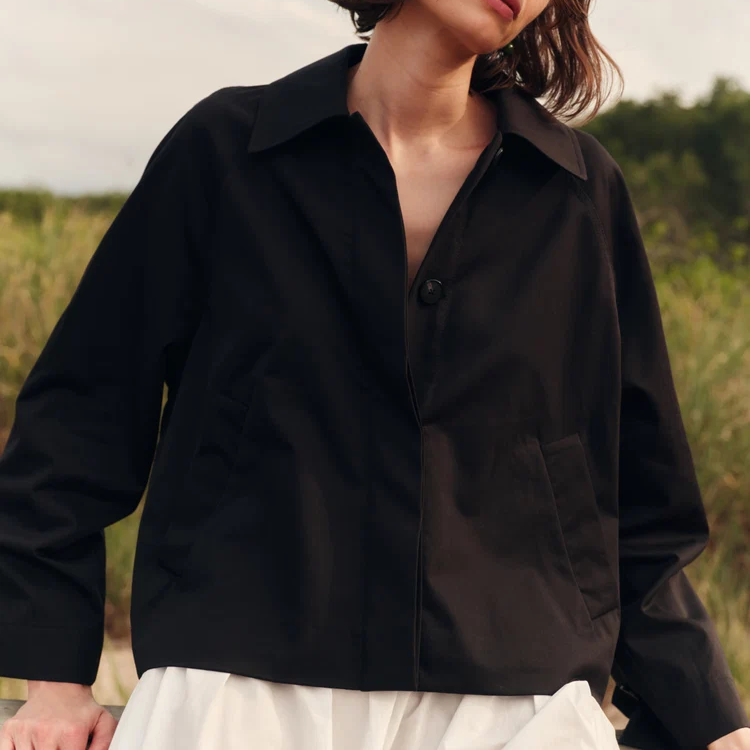 Chaqueta corta estilo trinchera con acabado resistente al agua