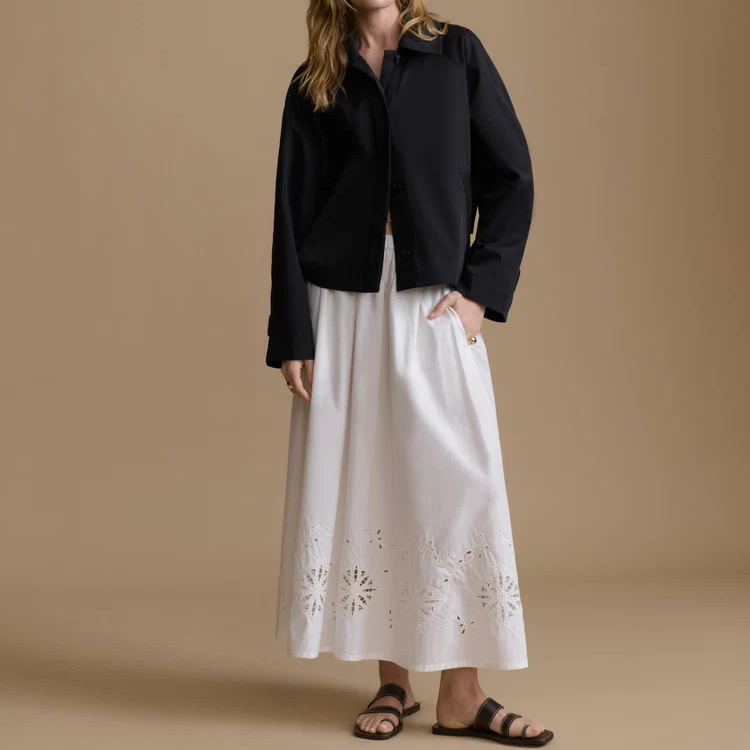 Chaqueta corta estilo trinchera con acabado resistente al agua