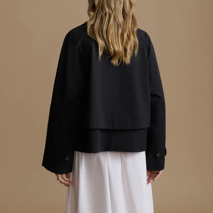 Chaqueta corta estilo trinchera con acabado resistente al agua